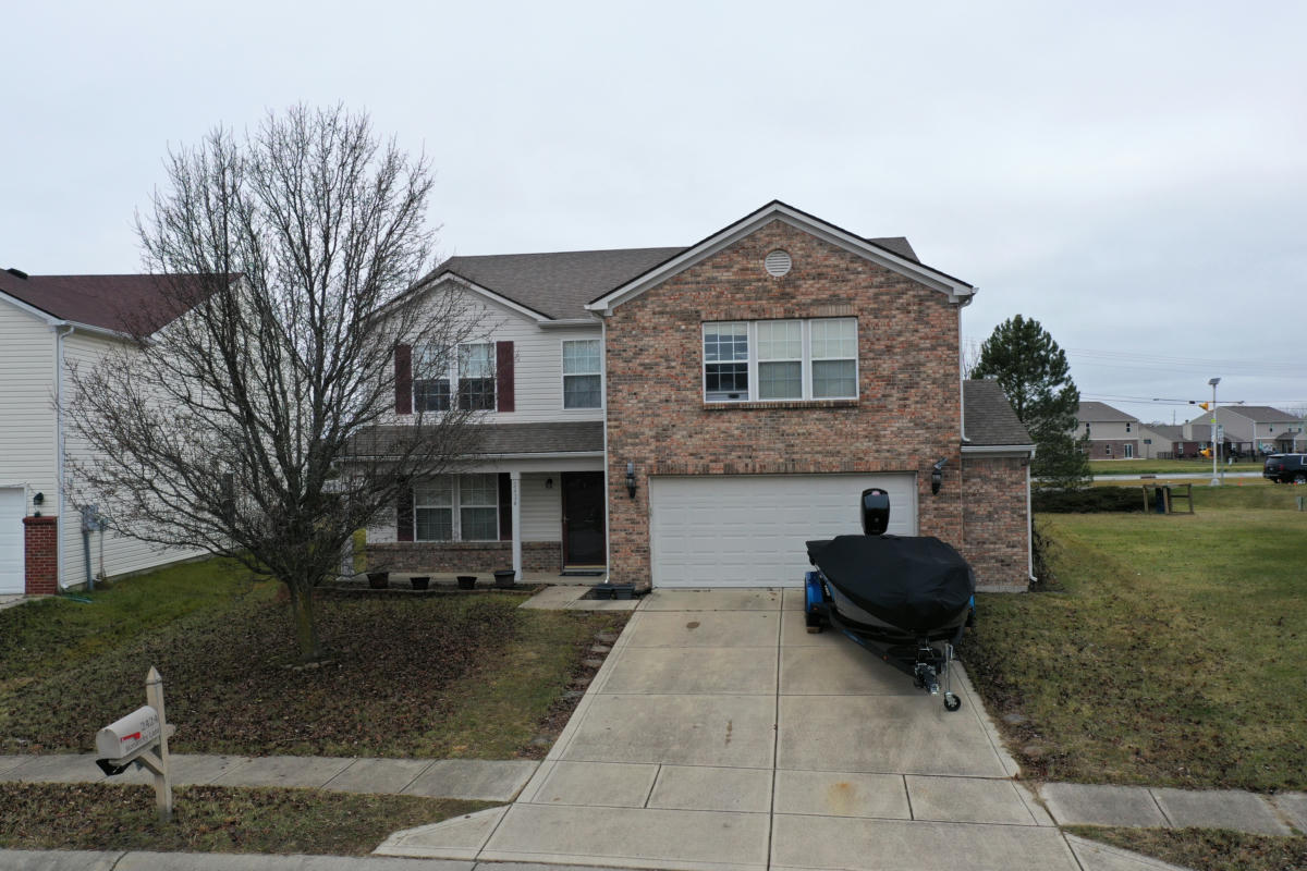 2424 MONARCHY LN, GREENWOOD, IN 46143, photo 1 of 40