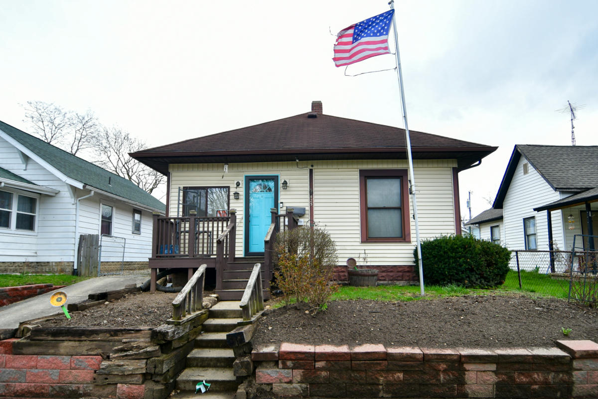 425 W 22ND ST, ANDERSON, IN 46016, photo 1 of 26